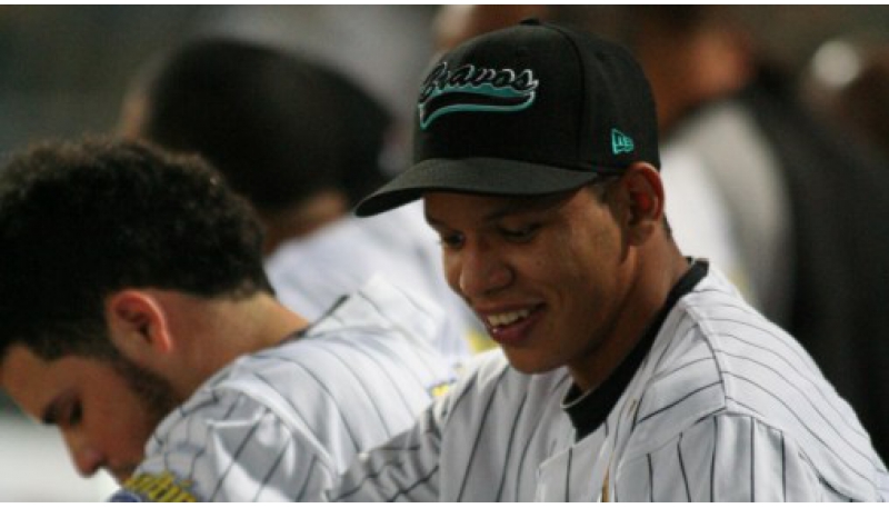César bombardeó con cuatro hits