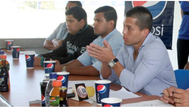 Importación con cinco pitchers y tres bateadores