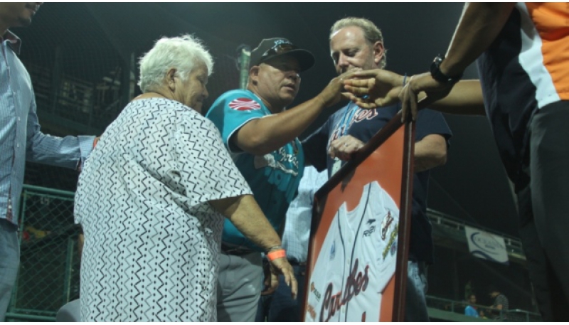 Marco Davalillo agradeció por el retiro del número a su padre