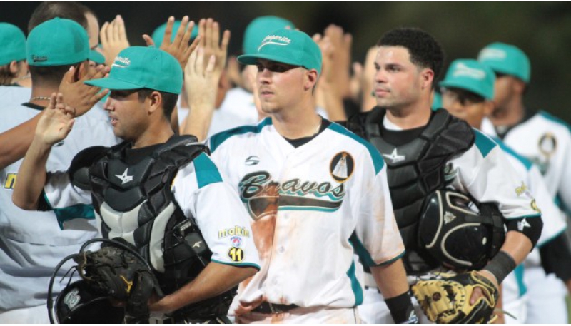 Los Bravos le ganaron 3-2 a los Cardenales