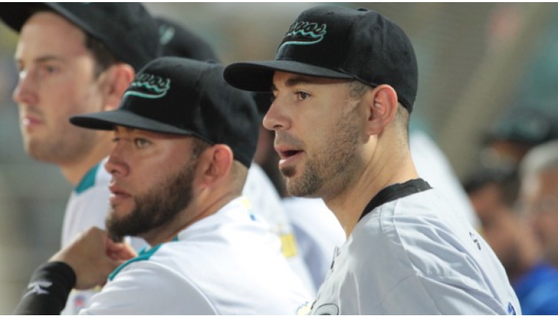 Josh Kroeger se alista en la Paralela