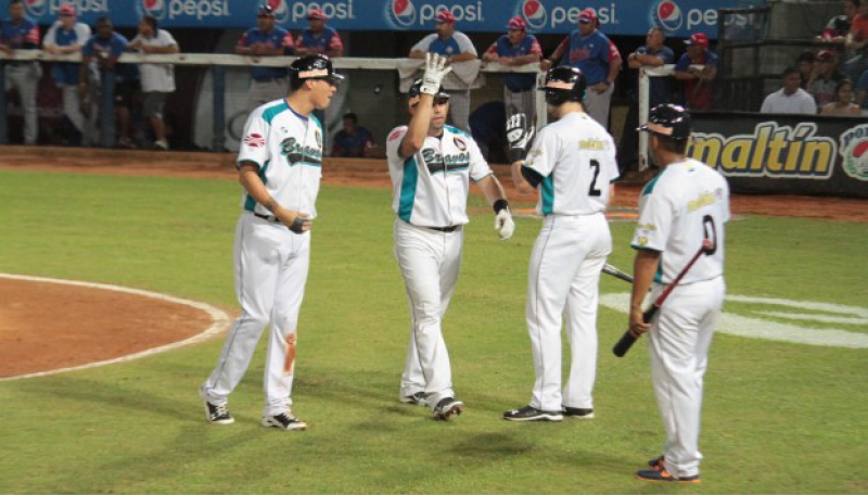 Los Bravos arrollaron a los Tiburones