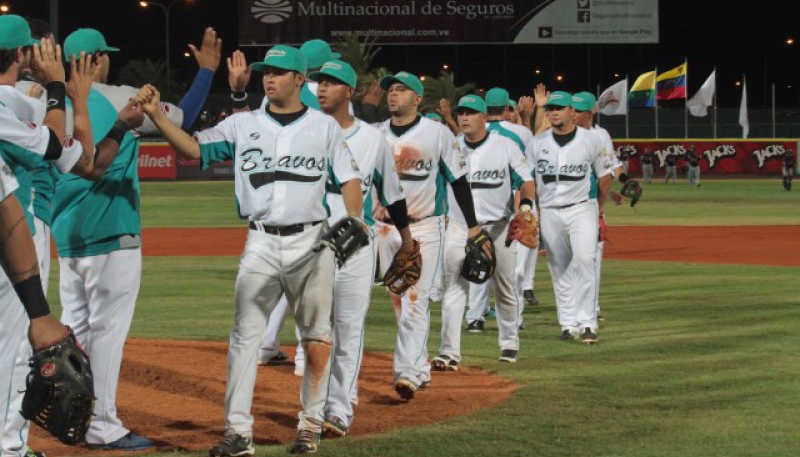 Los Bravos arrollaron 10-1 a los Caribes