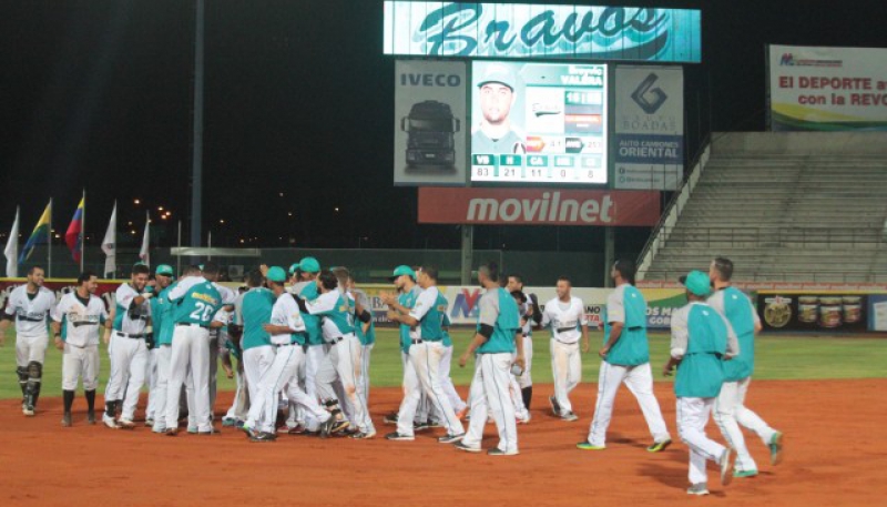 Los Bravos derrotaron a los Cardenales