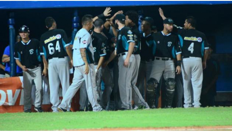 Los Bravos blanqueron a los Leones 12-0