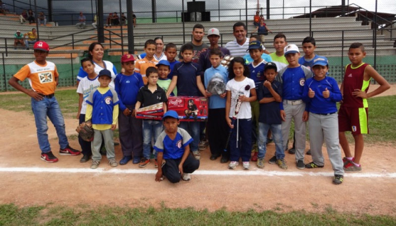 Los Bravos aportan al béisbol menor