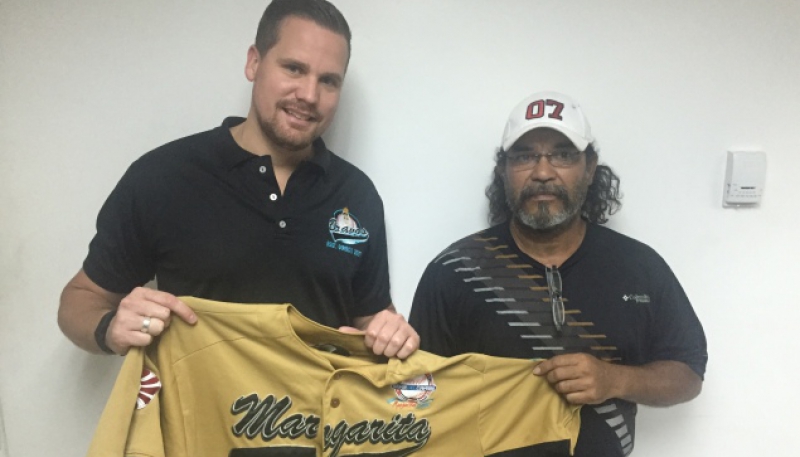 Los Bravos donaron uniformes