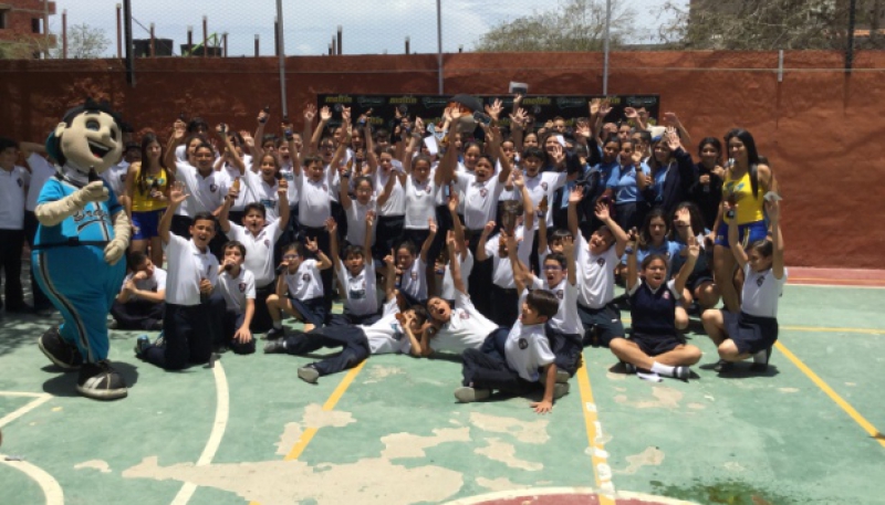 Bravos y Maltín Polar con estudiantes