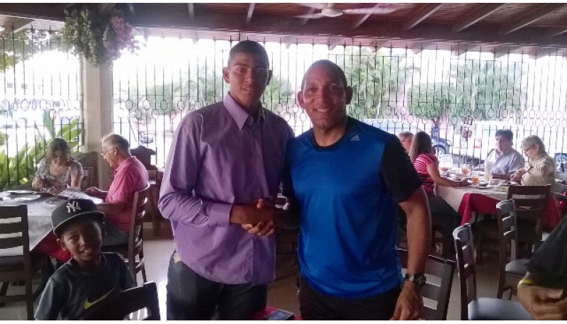 Los Bravos firmaron a Danny Moreno