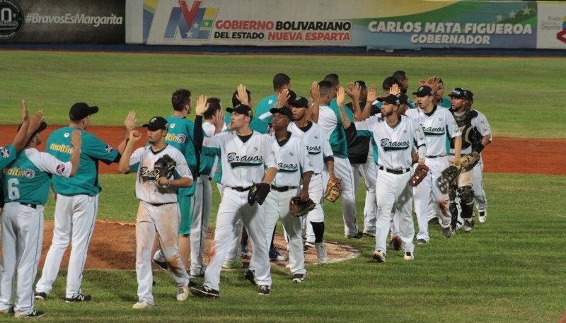 Los Bravos dominaron 2-0 a los Tiburones