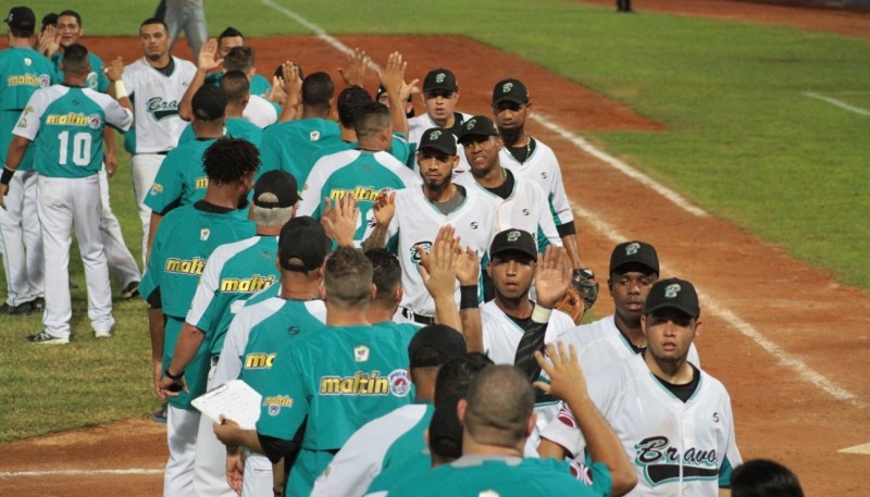 A punta de jonrones ganaron los Bravos