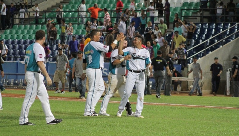 Los Bravos barrieron la serie  de tres a los Caribes