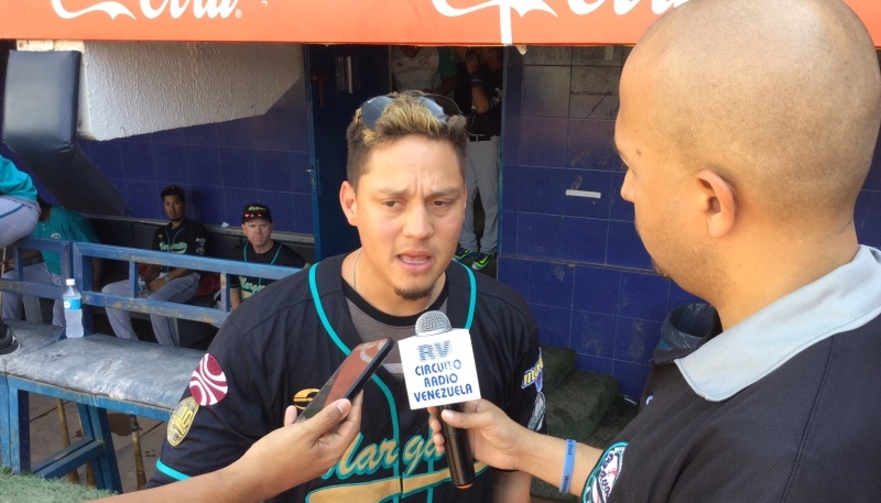 Wilmer Flores visitó a los Bravos en Maracay