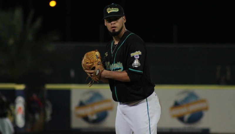 Los Bravos blanqueron otra vez a los Tiburones