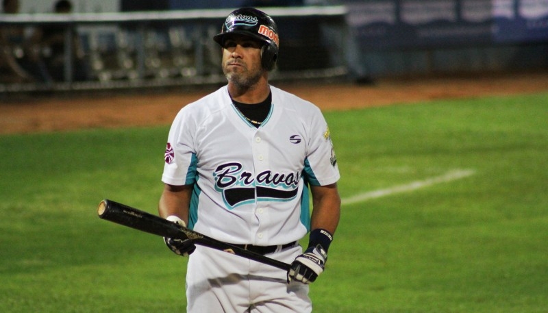 Óscar Salazar dio su hit 900 y anunció el retiro