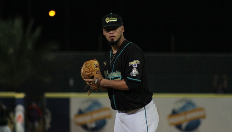 Omar Bencomo Jr., y Logan Darnell van con Lara