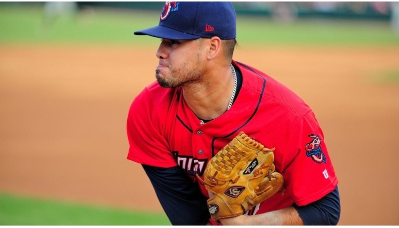 Omar Bencomo Jr., ganó y ponchó a 10