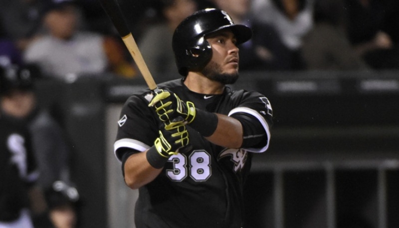 Omar Narváez bateó tres imparables  y anotó dos