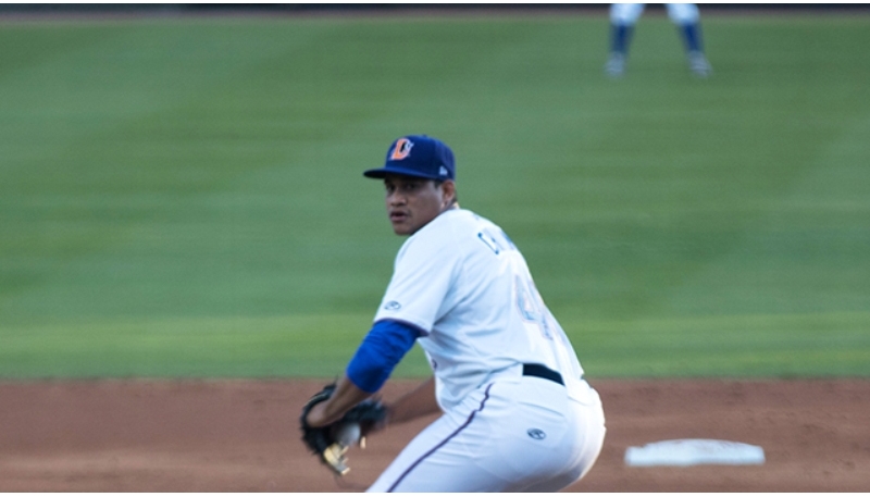 Yonny Chirinos ganó y ponchó a 11