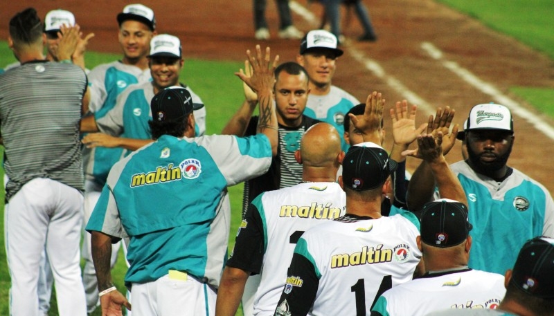 Con triunfo recibieron a Henry Blanco