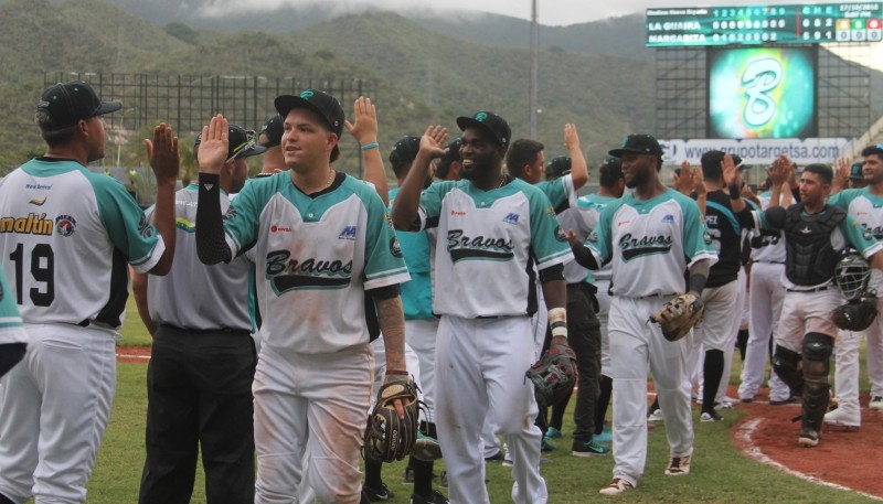 Los Bravos arrancaron ganando en casa