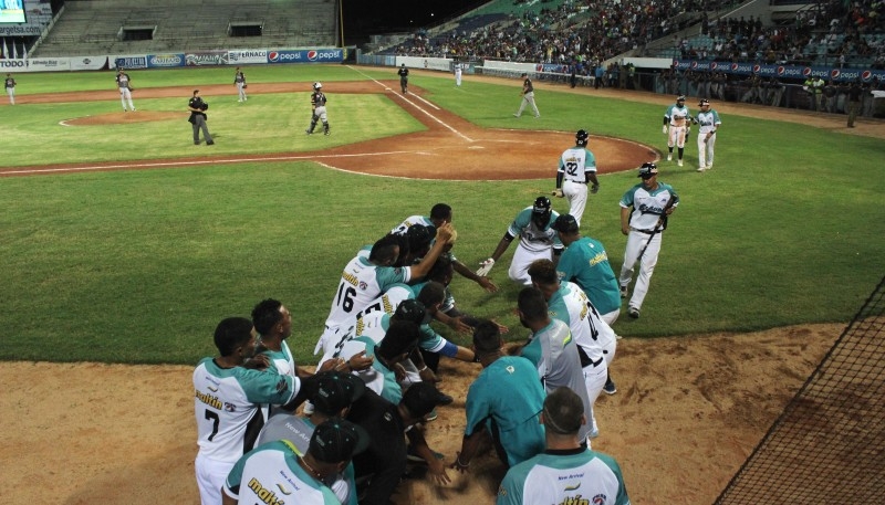 Los Bravos demolieron al pitcheo caraquista