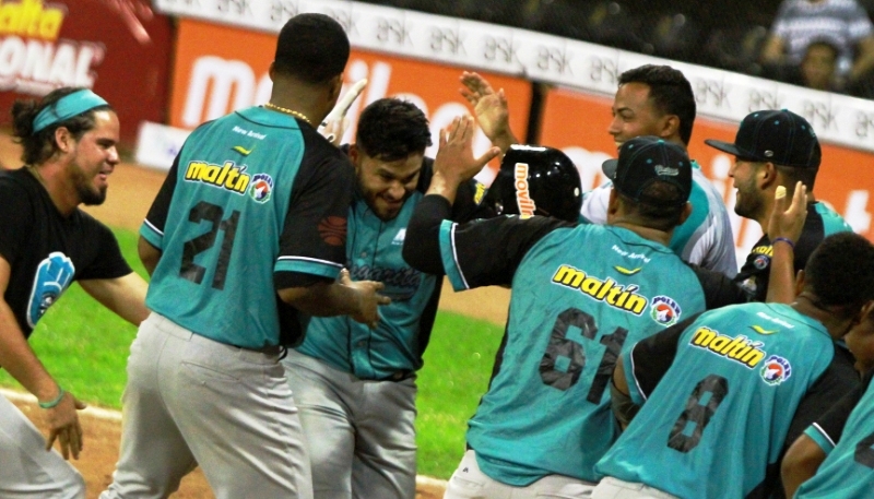 Victoria con lluvia de batazos en Caracas