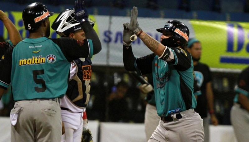 Bien parados en la carretera y en la cima