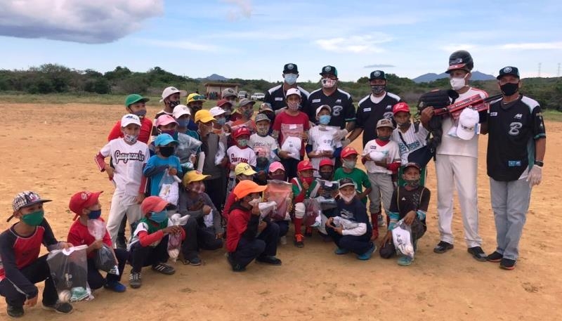 Bravos entregó material deportivo