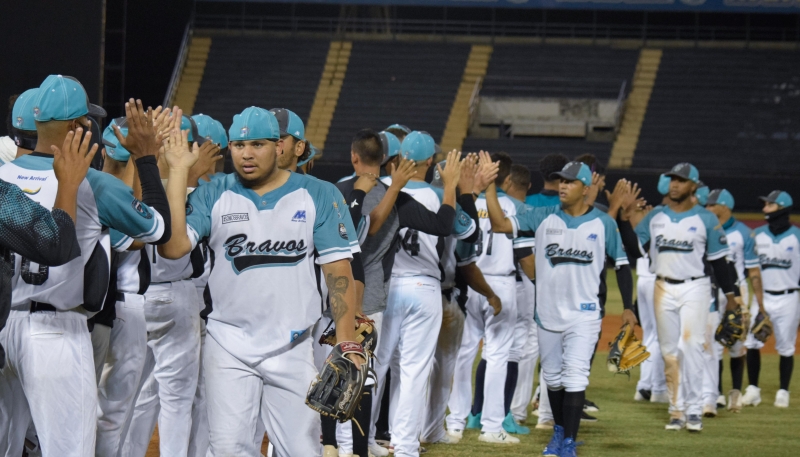 BRAVOS VENCIÓ A TIBURONES EN DUELO DE BATAZOS
