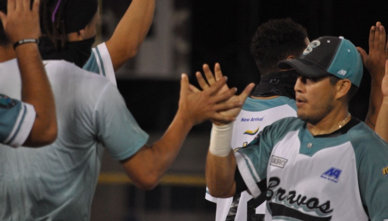 BRAVOS BATIÓ RÉCORD A BATAZOS EN NOCHE HISTÓRICA