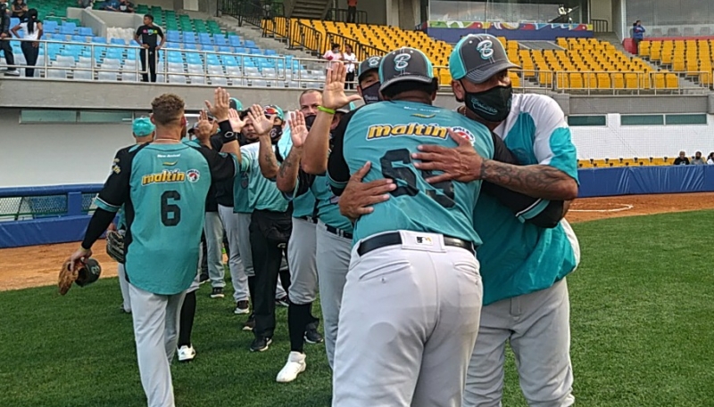 BRAVOS DESPIDE 2020 CON BLANQUEADA Y EN LA CIMA