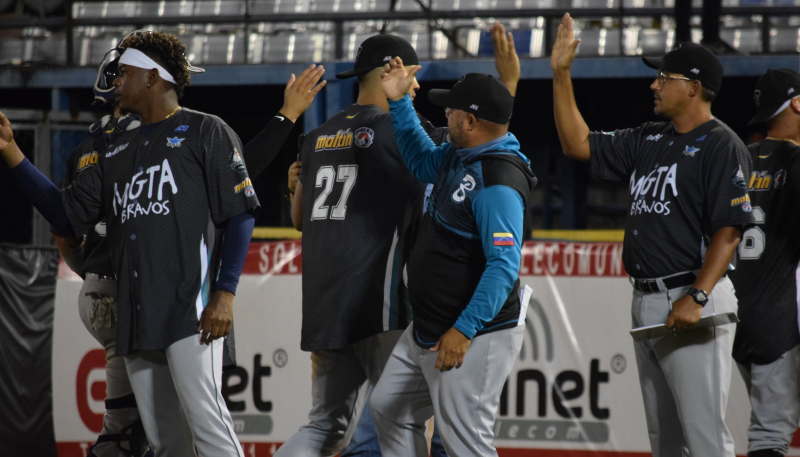 BRAVOS SENTENCIÓ DESDE EL PRIMER INNING