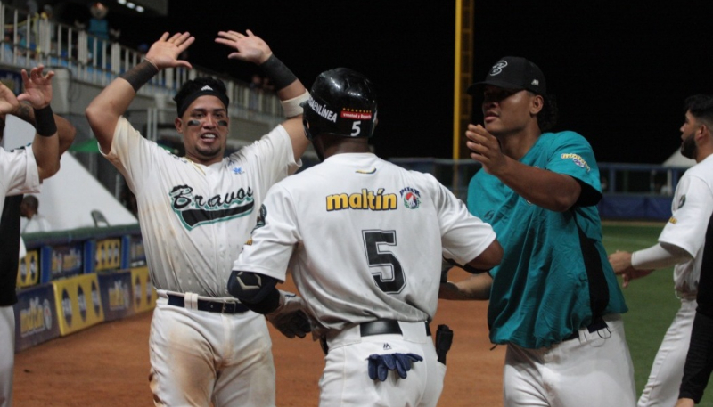 BRAVOS GANÓ PULSO A LEONES Y DIVIDIÓ LA SERIE