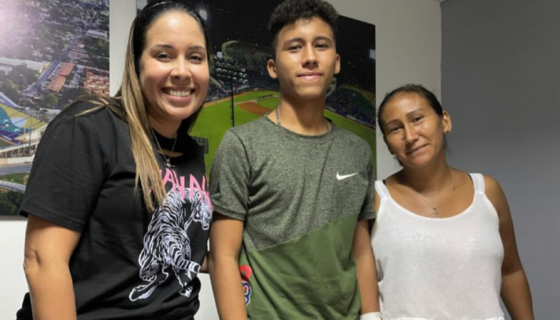 BRAVOS Y ASODABEISBOL APOYAN A JOVEN PELOTERO LESIONADO