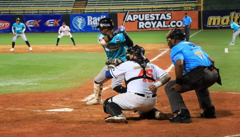 DIVISIÓN DE HONORES EN PUERTO LA CRUZ