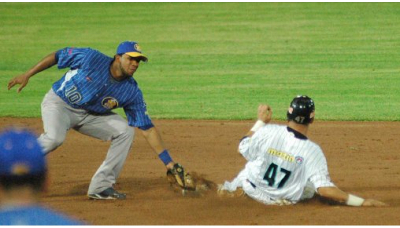 Etherton se faja con el Magallanes